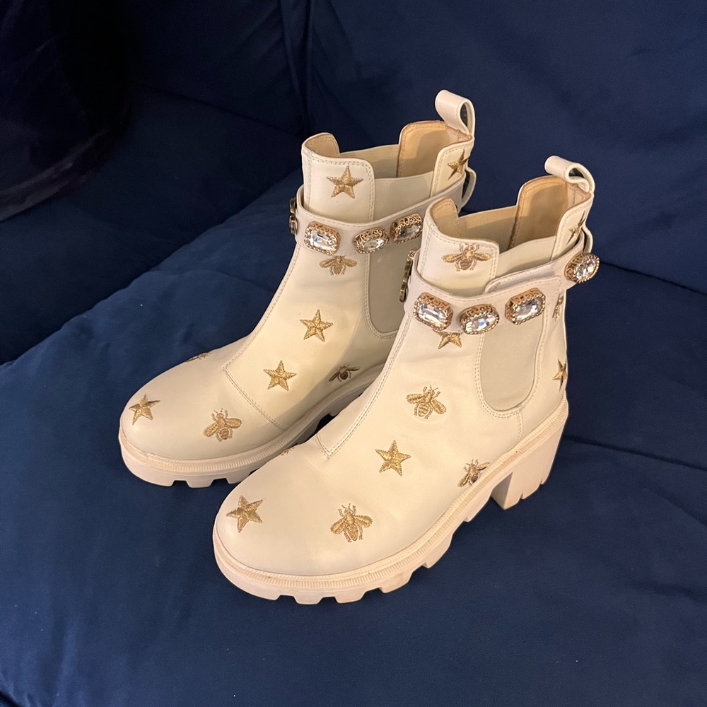 Lug sole embroidered Chelsea boots